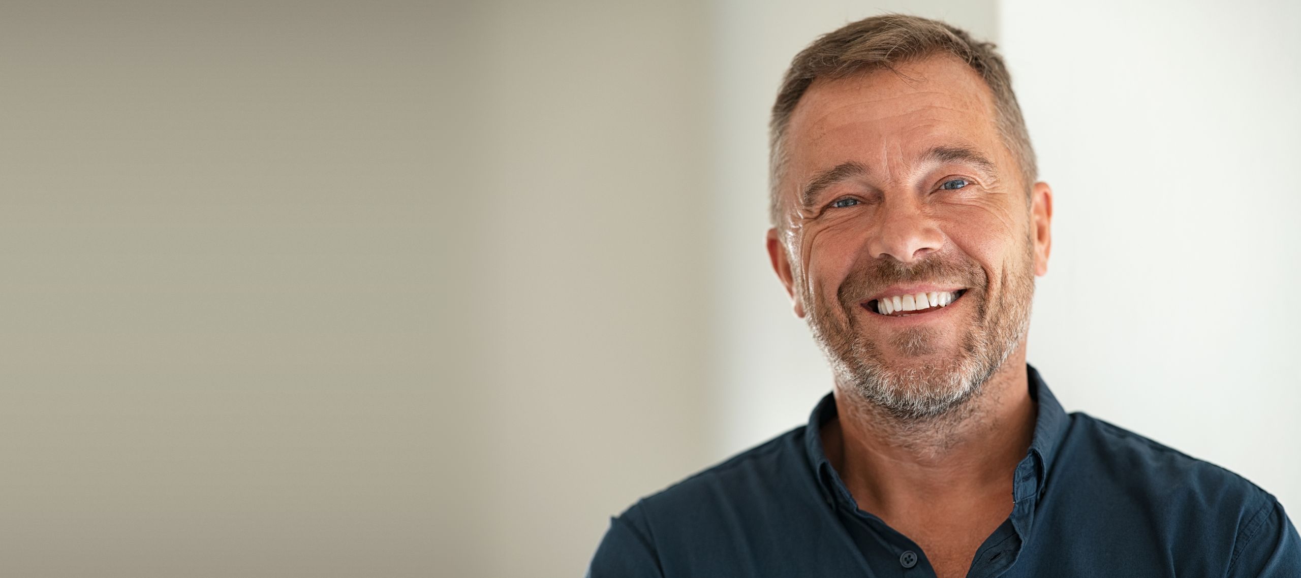 Lächelnder Mann mit gepflegten Zähnen